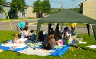 People using a Storytent