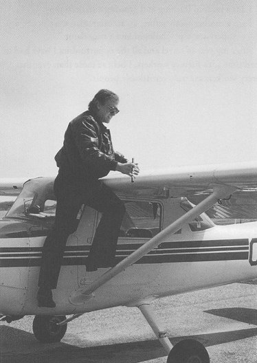 Pay on the plane, inspecting the wings